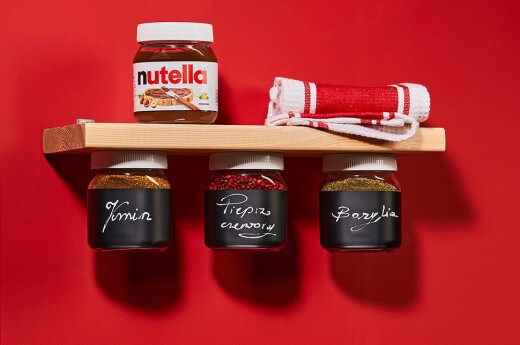 Półka na przyprawy z wykorzystaniem pustych słoików po kremie Nutella®