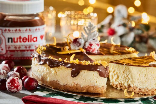 Świąteczne ozdoby niesamowicie prezentują się na nowojorskim serniku polanym kremem Nutella®