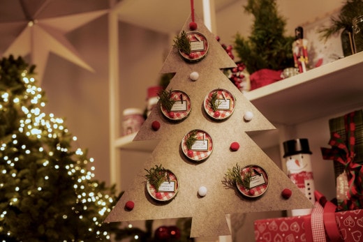 Filcowa choinka z ozdobami z nakrętek słoików po kremie Nutella® | Nutella