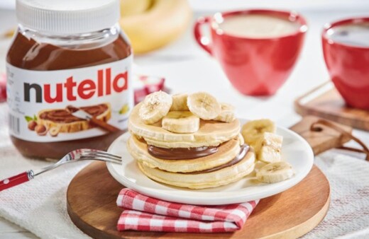 Przepis na jogurtowe pancakes z bananami i kremem Nutella®