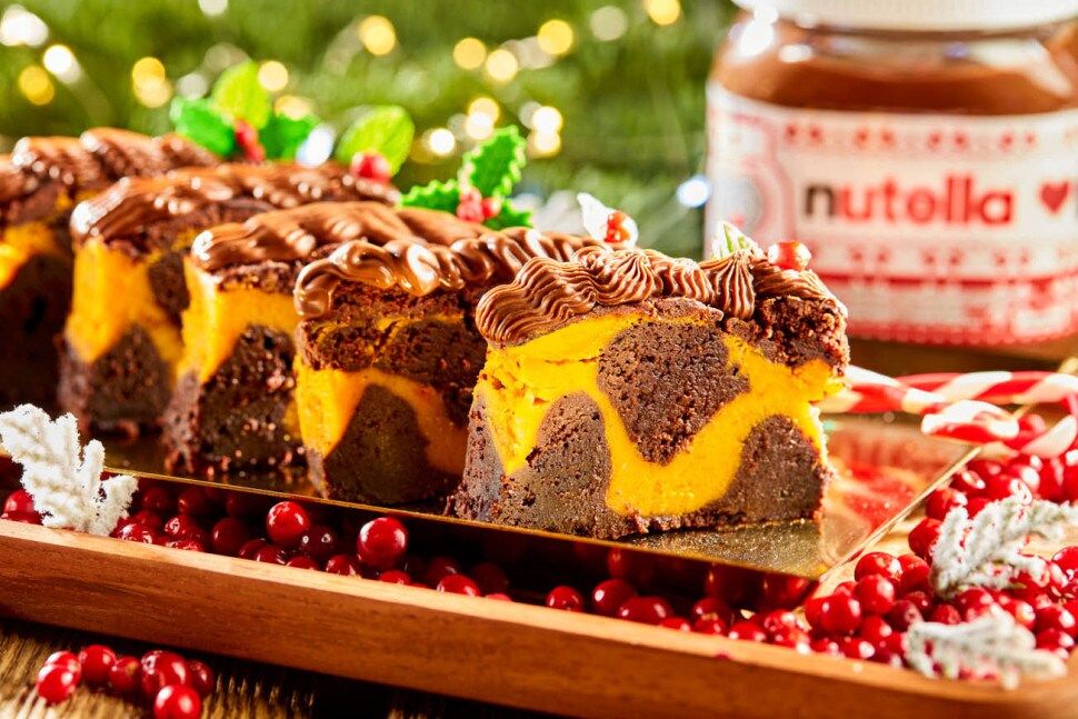 Unikalny dyniowo czekoladowy sernik zdobiony kremem Nutella®