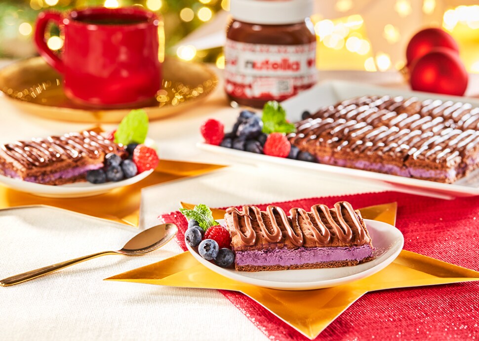 Świąteczne ciasto bez pieczenia z owocami, serkiem jagodowym i kremem Nutella® | Nutella