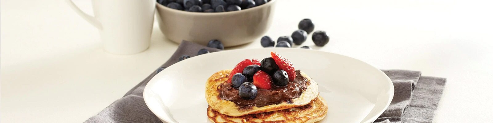 Minipanquecas de leitelho de mirtilos com Nutella® e morangos