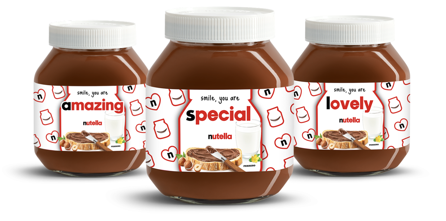 Três frascos de Nutella com etiquetas personalizadas "espetacular", "especial" e "encantador" sobre um fundo vermelho vibrante