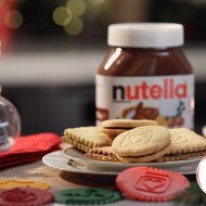 Sandwich de biscuiți cu motive de Crăciun, umpluți cu Nutella® | Nutella