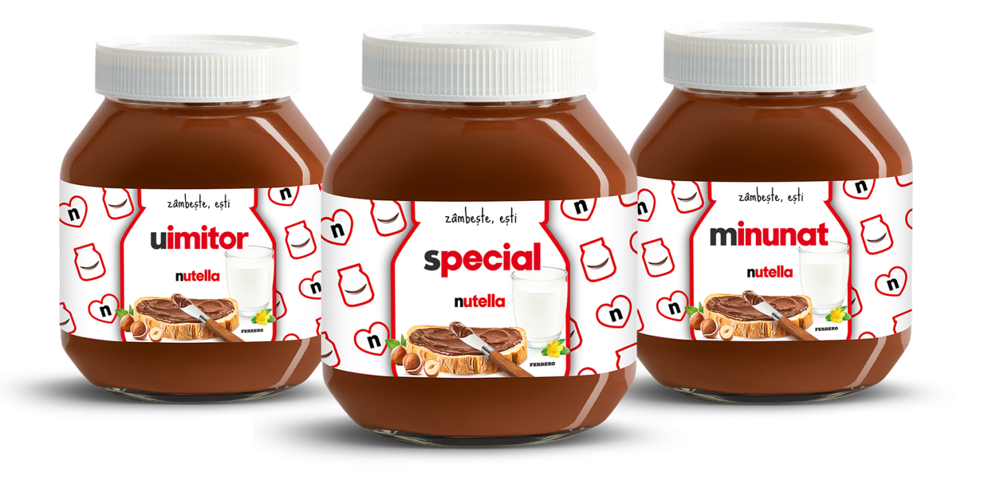 Trei borcane de Nutella® cu etichete personalizate cu „uimitor”, „special” și „minunat” pe un fundal roșu vibrant
