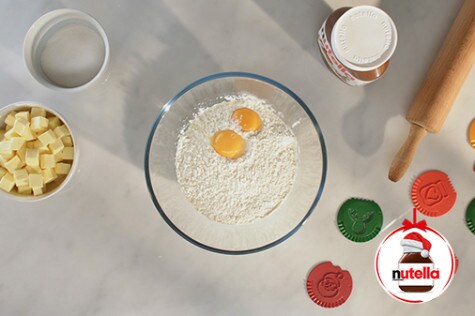 Sandwich de biscuiți cu motive de Crăciun, umpluți cu Nutella® - STEP 1 Sandwich de biscuiți cu motive de Crăciun, umpluți cu Nutella® - STEP 1