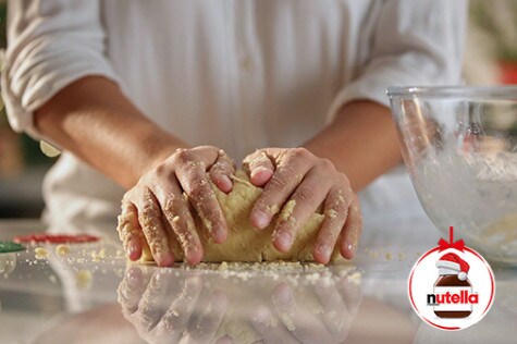 Sandwich de biscuiți cu motive de Crăciun, umpluți cu Nutella® - STEP 2 Sandwich de biscuiți cu motive de Crăciun, umpluți cu Nutella® - STEP 2