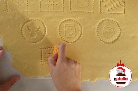 Sandwich de biscuiți cu motive de Crăciun, umpluți cu Nutella® - STEP 3 Sandwich de biscuiți cu motive de Crăciun, umpluți cu Nutella® - STEP 3