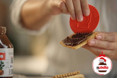 Sandwich de biscuiți cu motive de Crăciun, umpluți cu Nutella® - STEP 4