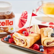 Воздушные блины с ягодами, взбитыми сливками и Nutella®