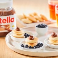 Мини панкейки с черникой и Nutella®