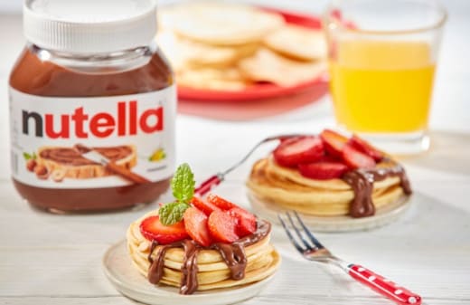 Йогуртовые панкейки с клубникой и Nutella®