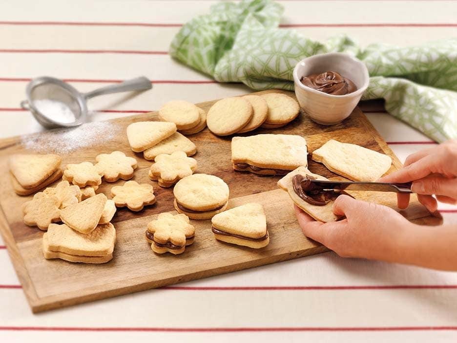 Печенье с нутеллой рецепт. biscuits filled nutella step 3. Печенье с нутеллой рецепт фото. Печенье с нутеллой рецепт-biscuits filled nutella step 3. картинка Печенье с нутеллой рецепт. картинка biscuits filled nutella step 3. Печенье с кусочками шоколада и нутеллой — это легкое тесто, кусочки шоколада и начинка из нутеллы. Это американское печенье легко приготовить, просто смешав все ингредиенты вместе и заполнив его начинкой. По этому рецепту оно получится очень ароматное и вкусное.