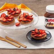 Mini tarts with NUTELLA® and strawberries