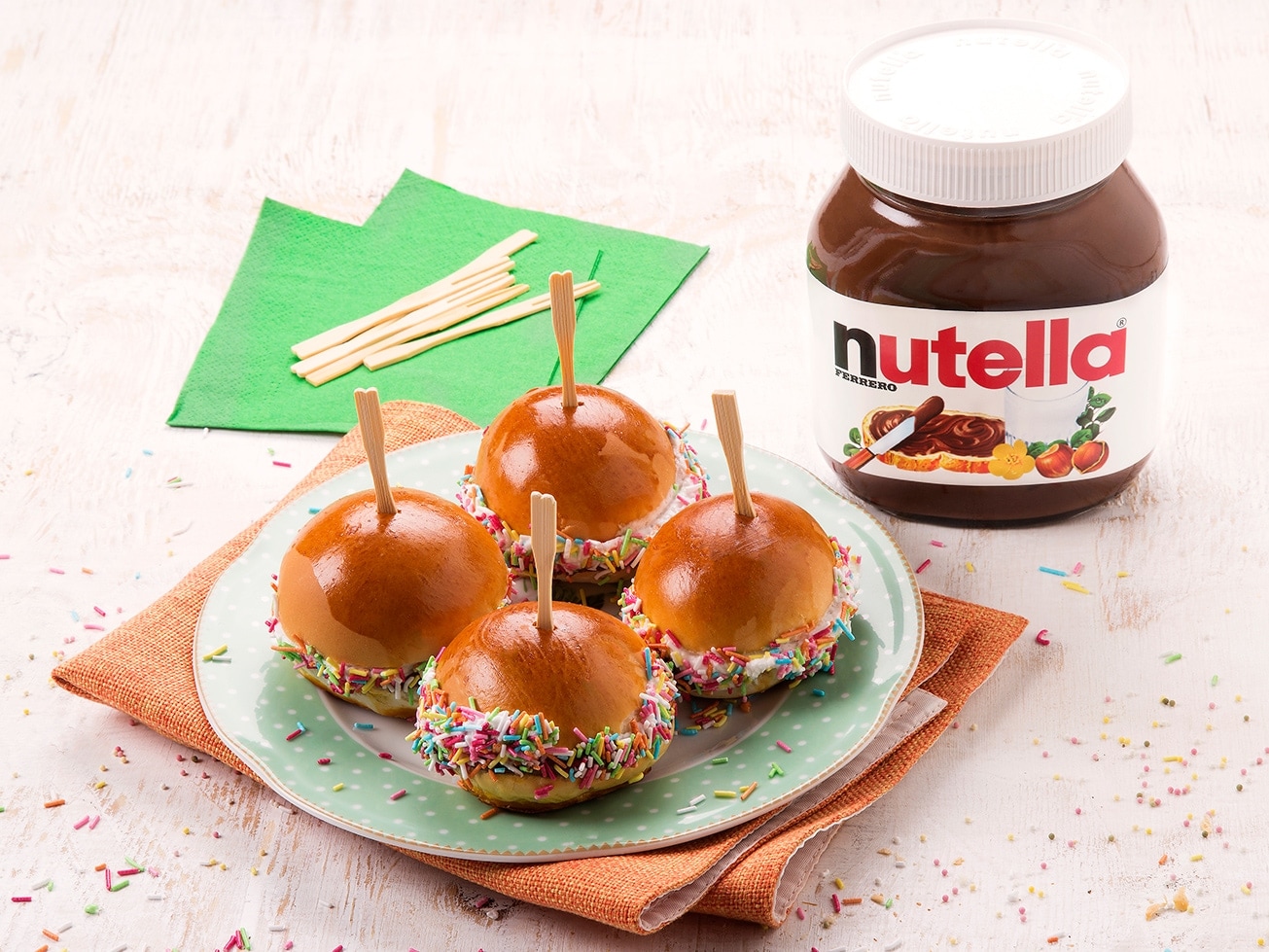 小餐包佐能多益® 榛果可可醬與彩色巧克力米