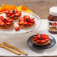 Mini tarts with Nutella® and strawberries