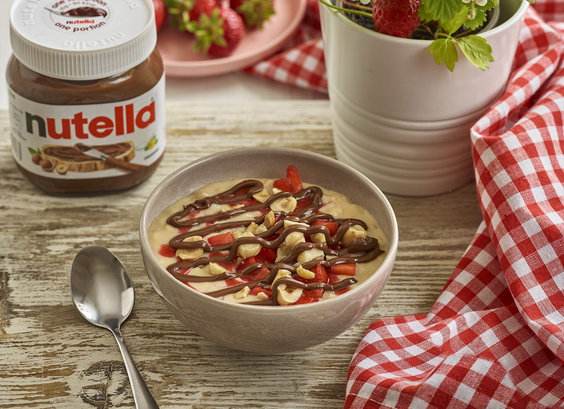 Creamy strawberry rice pudding layered with Nutella and sliced strawberries.