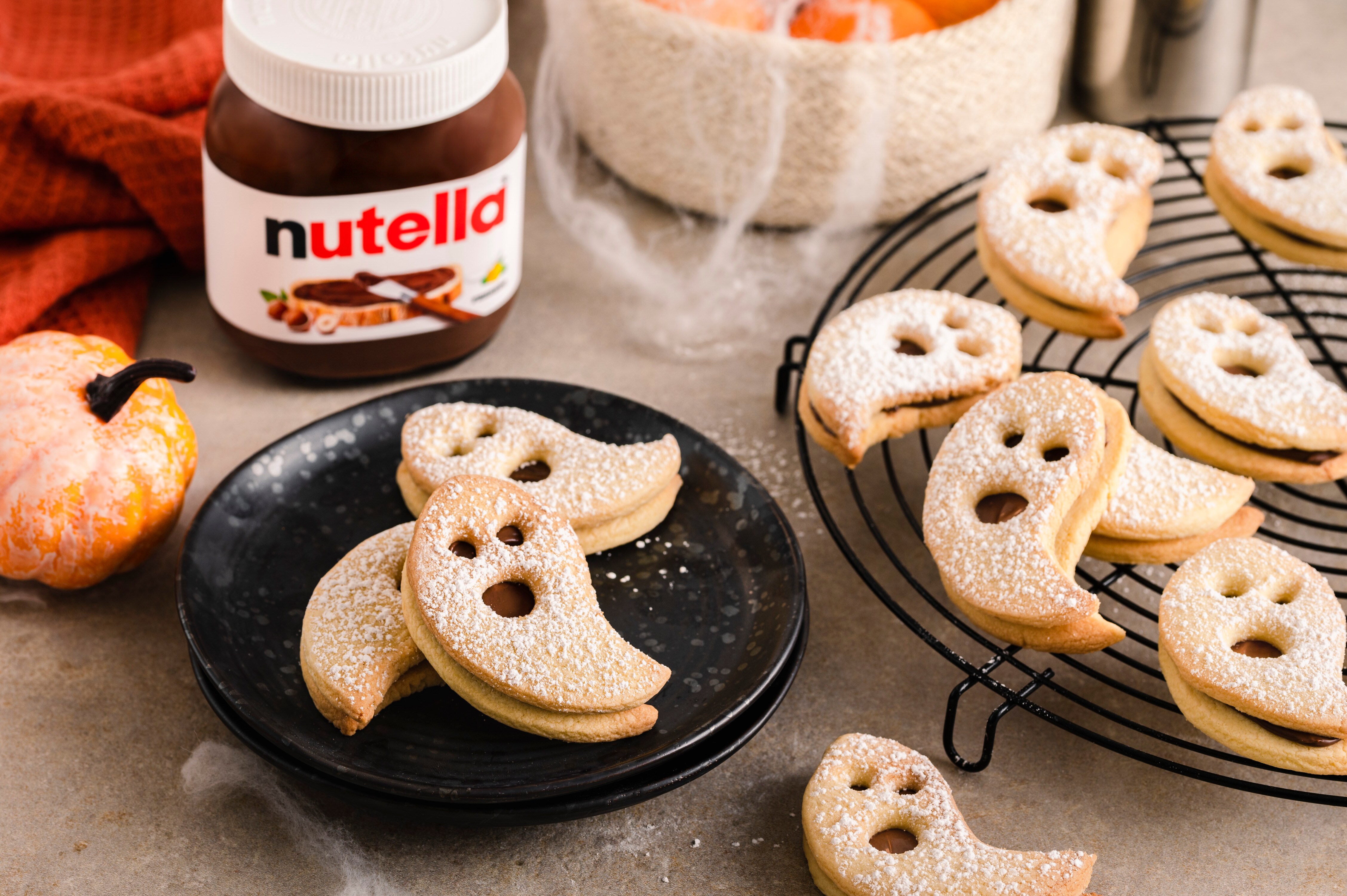 Finished snowmen custard treats with Nutella details and berry garnishes.