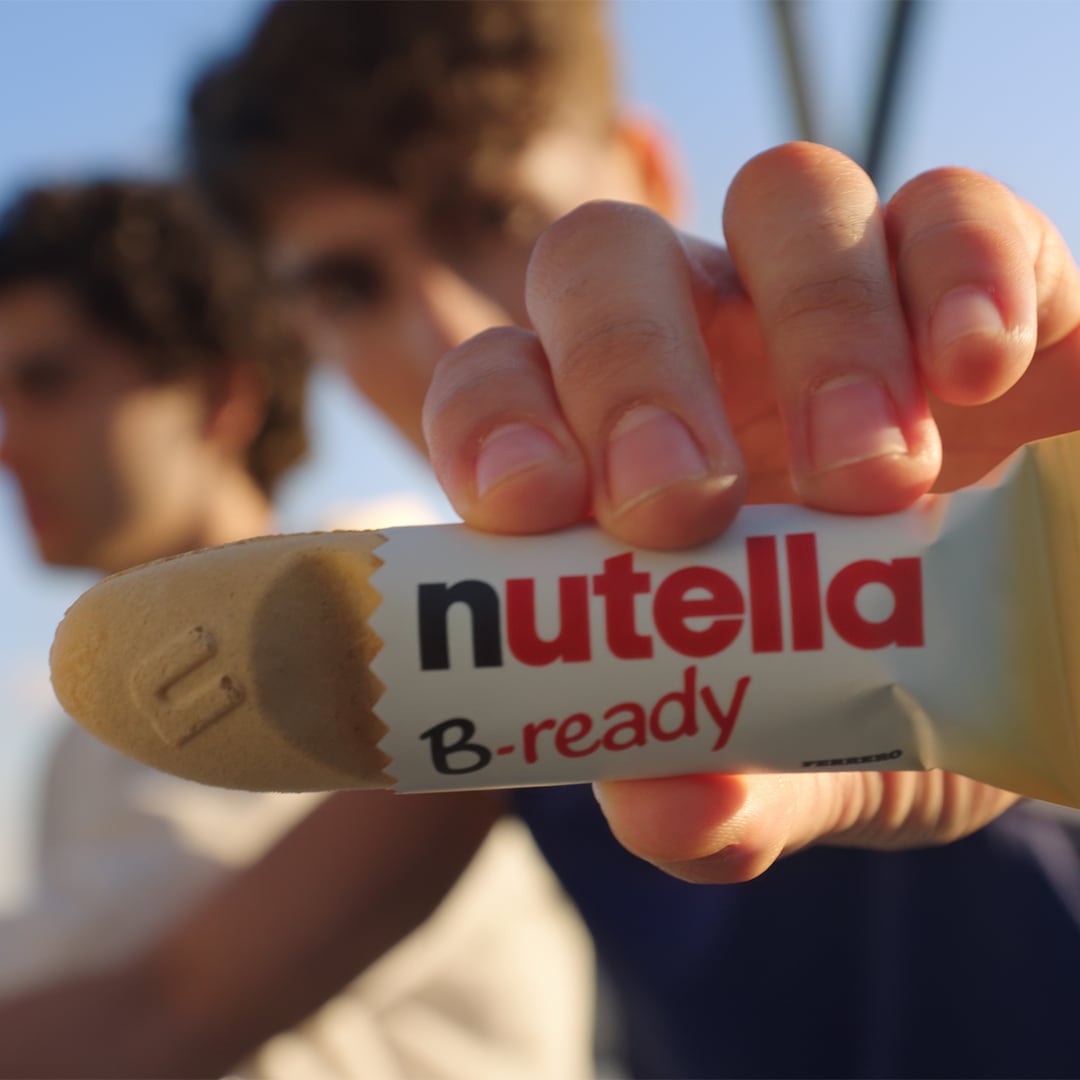 Nutella B-Ready Bunique bar still image showing crisp wafer and filling.