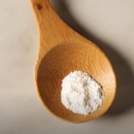 Spoonful of vanilla powder representing flavoring ingredient in Nutella recipe.