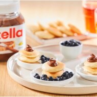 Packaging cut-out Nutella sandwich cookies for gifting, finishing touches, step five.