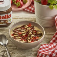 Creamy strawberry rice pudding layered with Nutella and sliced strawberries.