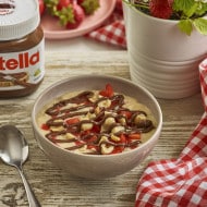 Creamy strawberry rice pudding layered with Nutella and sliced strawberries.