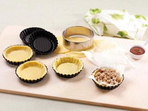 Second step of Nutella tarts recipe showing filling and oven prep.