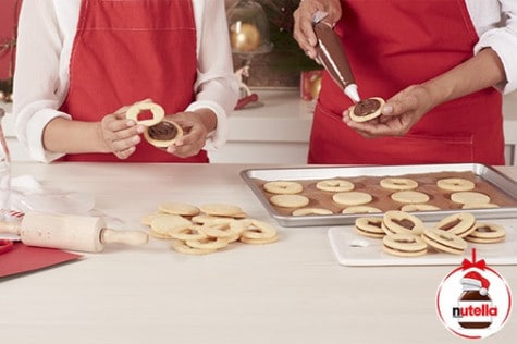 Cut out sandwich cookies with Nutella® - step  5