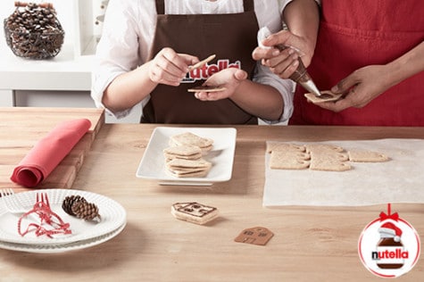 Decorated shortbread cutouts with Nutella® hazelnut spread - Step 4