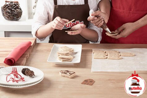 Decorated shortbread cutouts with Nutella® hazelnut spread - Step 4 Decorated shortbread cutouts with Nutella® hazelnut spread - Step 4