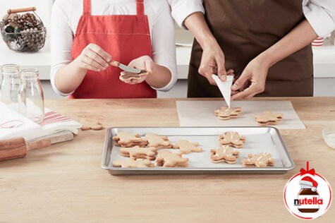 Gingerbread men cookies with Nutella® hazelnut spread - Step 4 Gingerbread men cookies with Nutella® hazelnut spread - Step 4