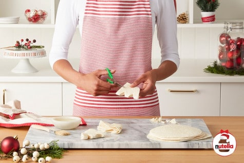 Tortilla snowflakes with Nutella® hazelnut spread - Step 1