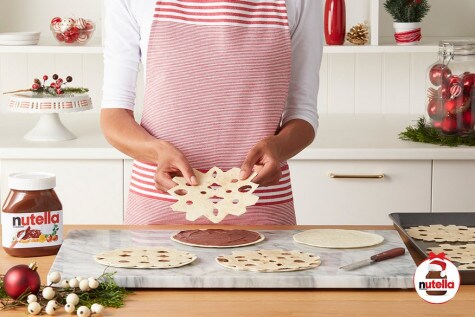 Tortilla snowflakes with Nutella® hazelnut spread - Step 2 Tortilla snowflakes with Nutella® hazelnut spread - Step 2