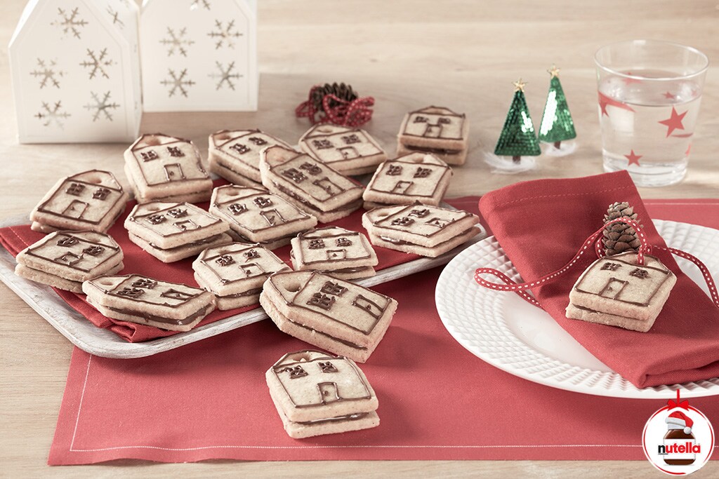 Decorated shortbread cutouts with Nutella® hazelnut spread