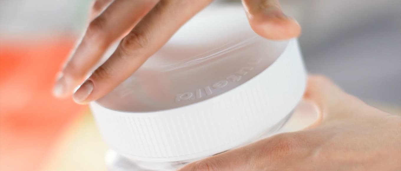 Hands hold a large white Nutella container lid. An overlaid card displays 'Nutella Store' with a 'Discover more' button.